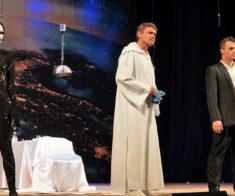 Игорь Лифанов в спектакле «Бесконечное начало»