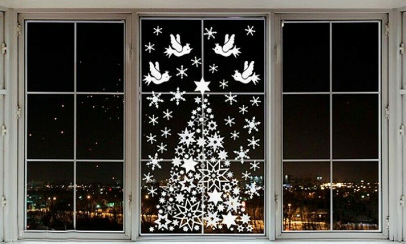 В каком стиле украсить окно к Новому году
