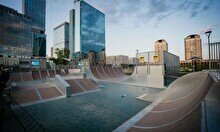 Зона для скейтборда возле ТЦ «Abu Dhabi Plaza»