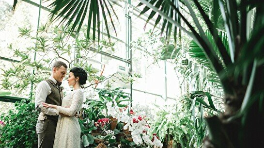 Мини-фотосессия в оранжерее ботанического сада для влюбленных