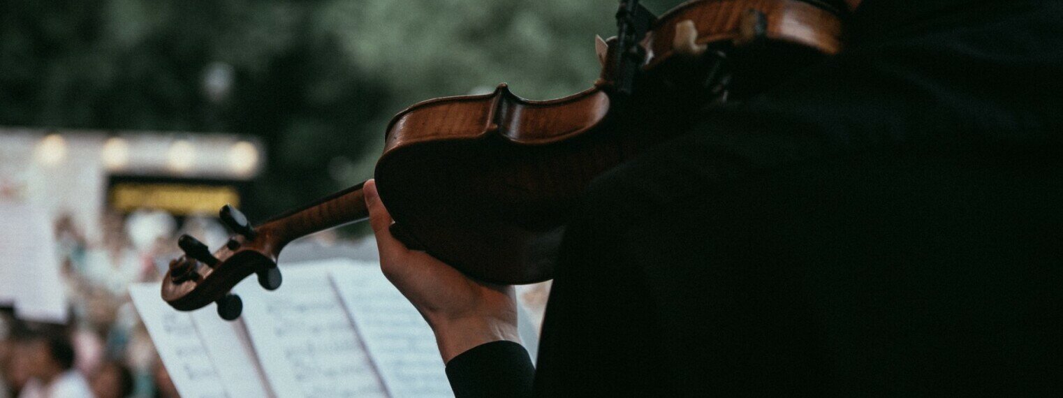 Песня открываем. Уличный концерт классической музыки. Концерт классической музыки на открытом воздухе. Оркестр выездной. Концерт классической музыки на свежем воздухе.