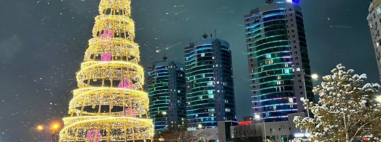 Кішкентай сексуалды порно Транс жігітті жерге қойды