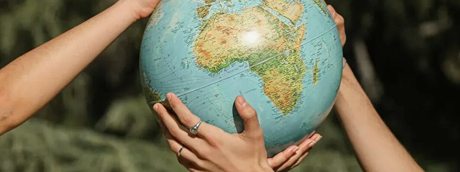 Насколько мир. Экологическая сфера. День земли. Фотосессия с глобусом на природе. 22 Апреля Всемирный день земли.