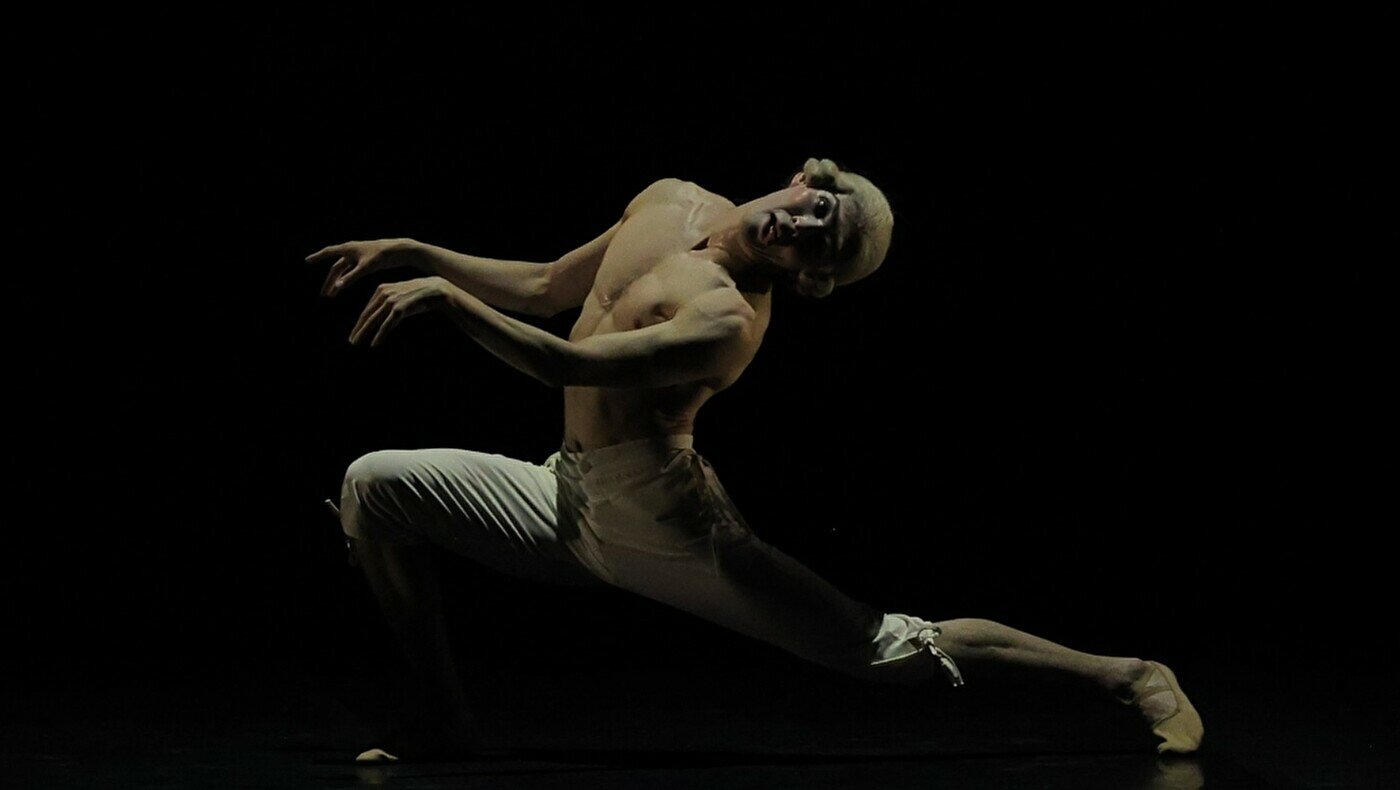 Ол менің көзімді байлап, құрбымды әйелін сиқылауға шақырды.