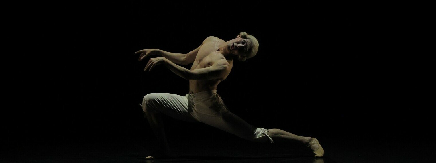 Гимнасттың қынапшасындағы жыныс мүшесі Порно етік киген Сильвия