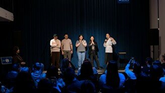 Stand Up Money Mic in English