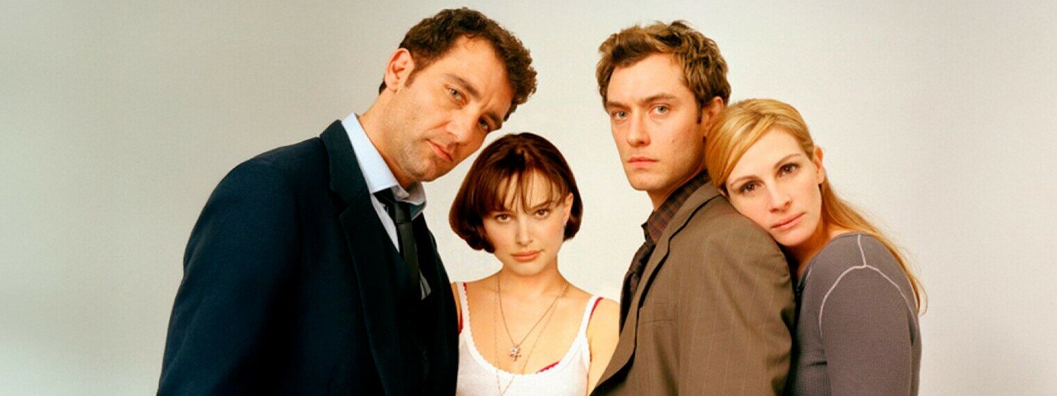 Үлкен жамбас, жіңішке белді жалаңаш әйелдер