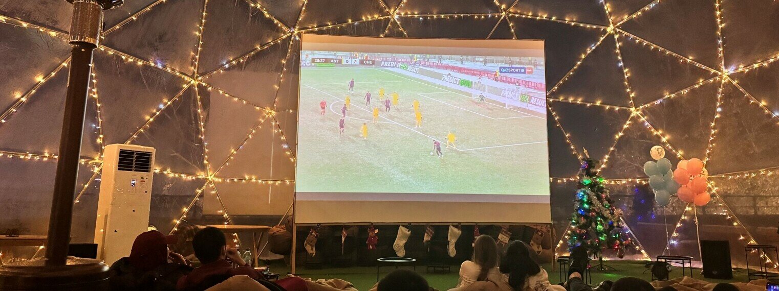 Показ игр Лиги чемпионов на крыше под открытым небом