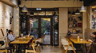 Смысл в ласточках и культ кофе: Почему Eva Coffee в Казахфильме и на Ауэзова обязательны к посещению